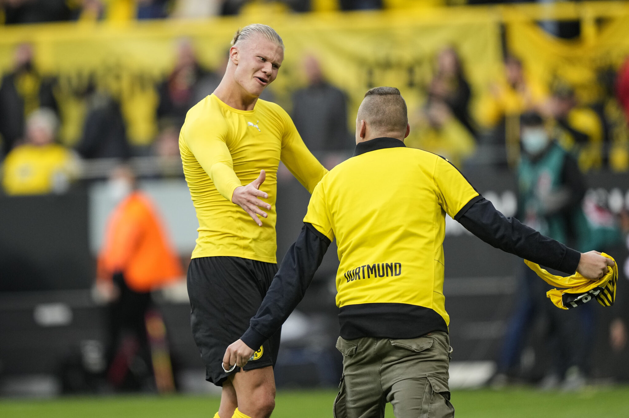 Οπαδός… μπούκαρε στο γήπεδο και πανηγύρισε παρέα με τον Χάαλαντ (ΒΙΝΤΕΟ)