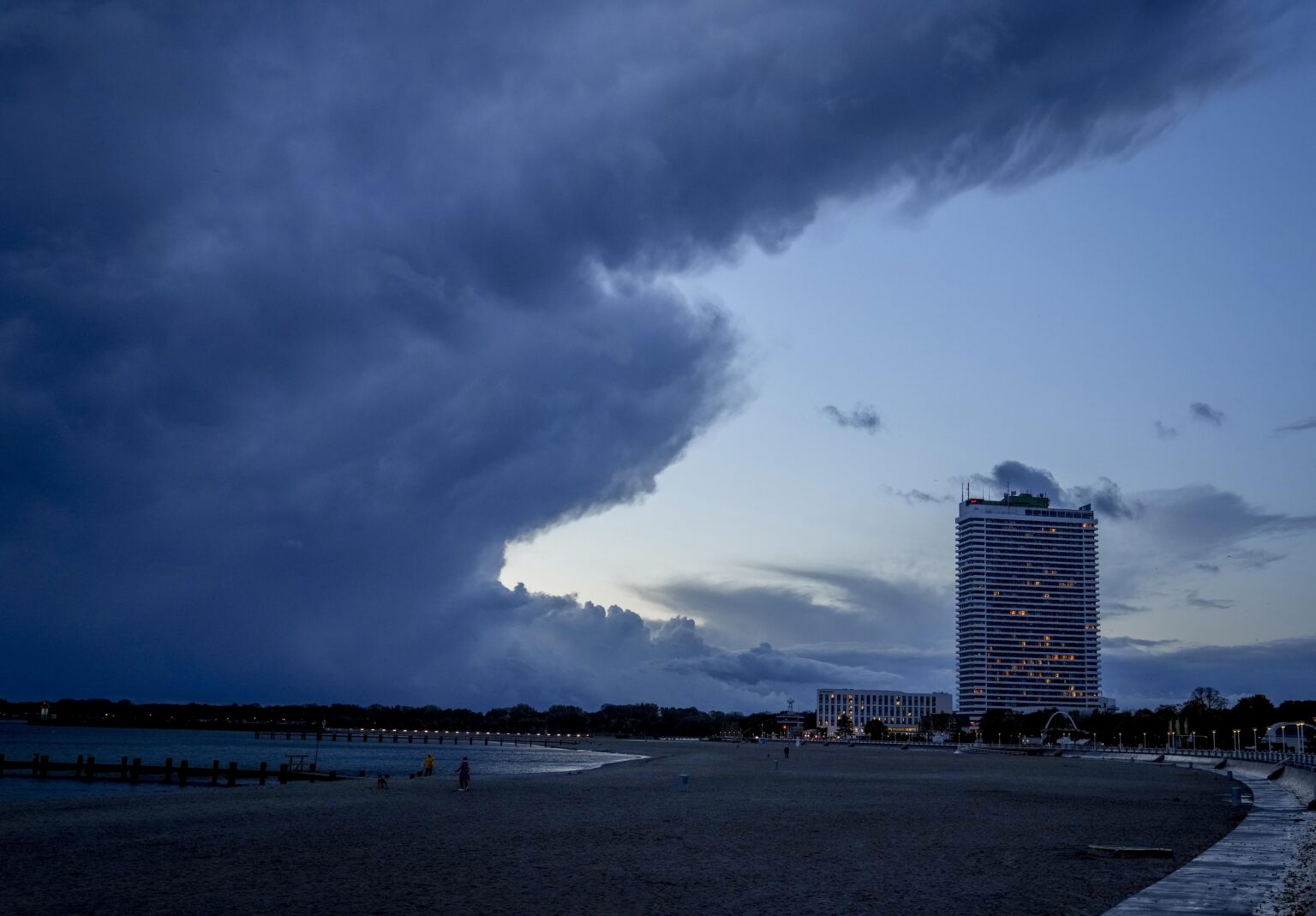Σφυροκοπά τη Γερμανία ο τυφώνας "Ιγνάτιος"