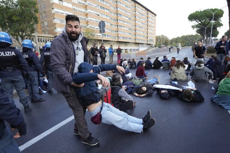ΦΩΤΟ: Διαδηλωτές προσπάθησαν να μπλοκάρουν την οδό που οδηγεί…στη Σύνοδο G20
