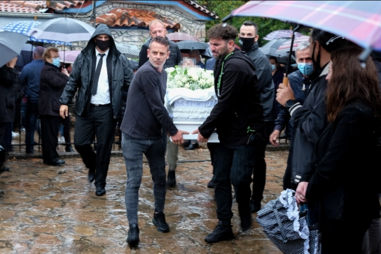 «Ράγισαν καρδιές» στην κηδεία του Νίκου Τσουμάνη