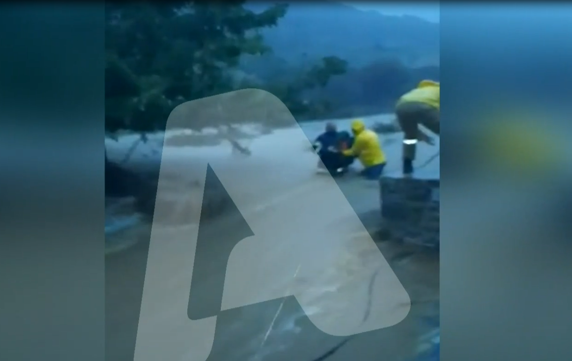 Συγκλονιστικό βίντεο-ντοκουμέντο: Η διάσωση οικογένειας από ορμητικό χείμαρρο