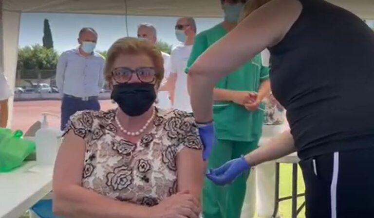 ΒΙΝΤΕΟ: Εμβολίασε με τρίτη δόση την Άντρη Αναστασιάδου η Χριστίνα Γιαννάκη