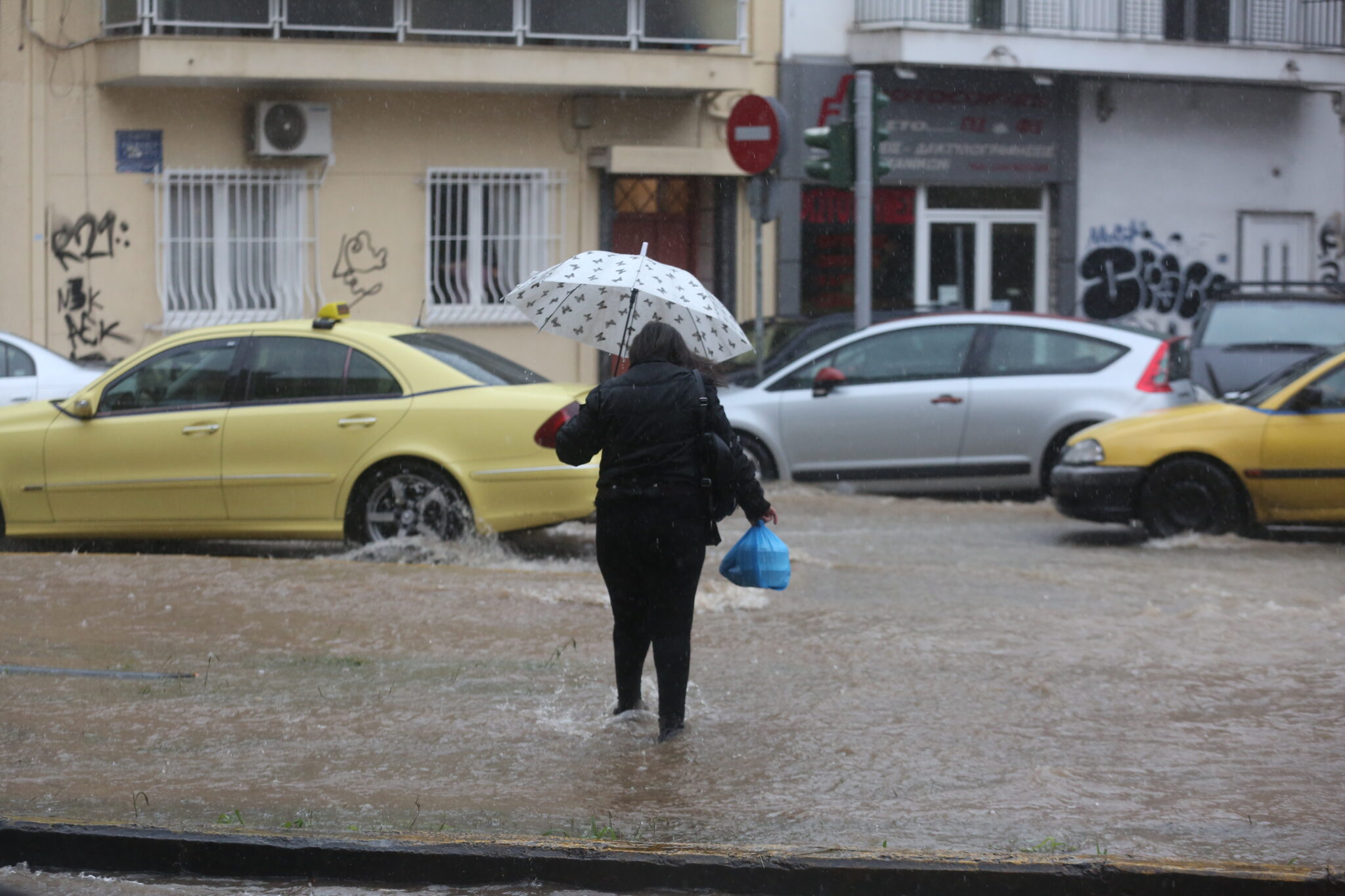 "Ποτάμια" οι δρόμοι στην Αττική, χάος και μποτιλιάρισμα (ΒΙΝΤΕΟ&ΦΩΤΟ)