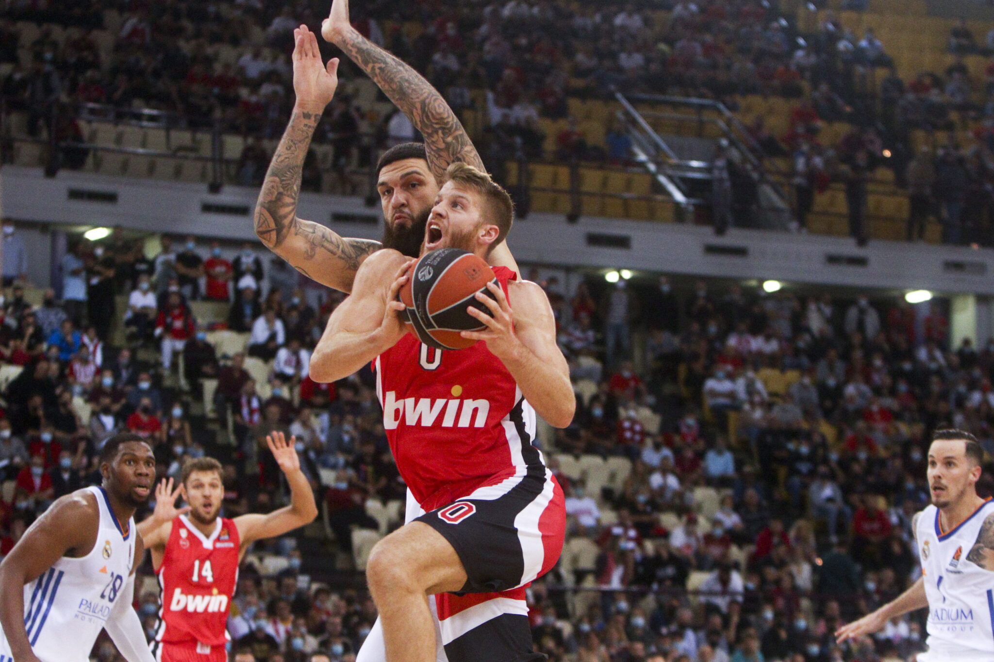 «Γονάτισε» τη… βασίλισσα στο ΣΕΦ ο Ολυμπιακός