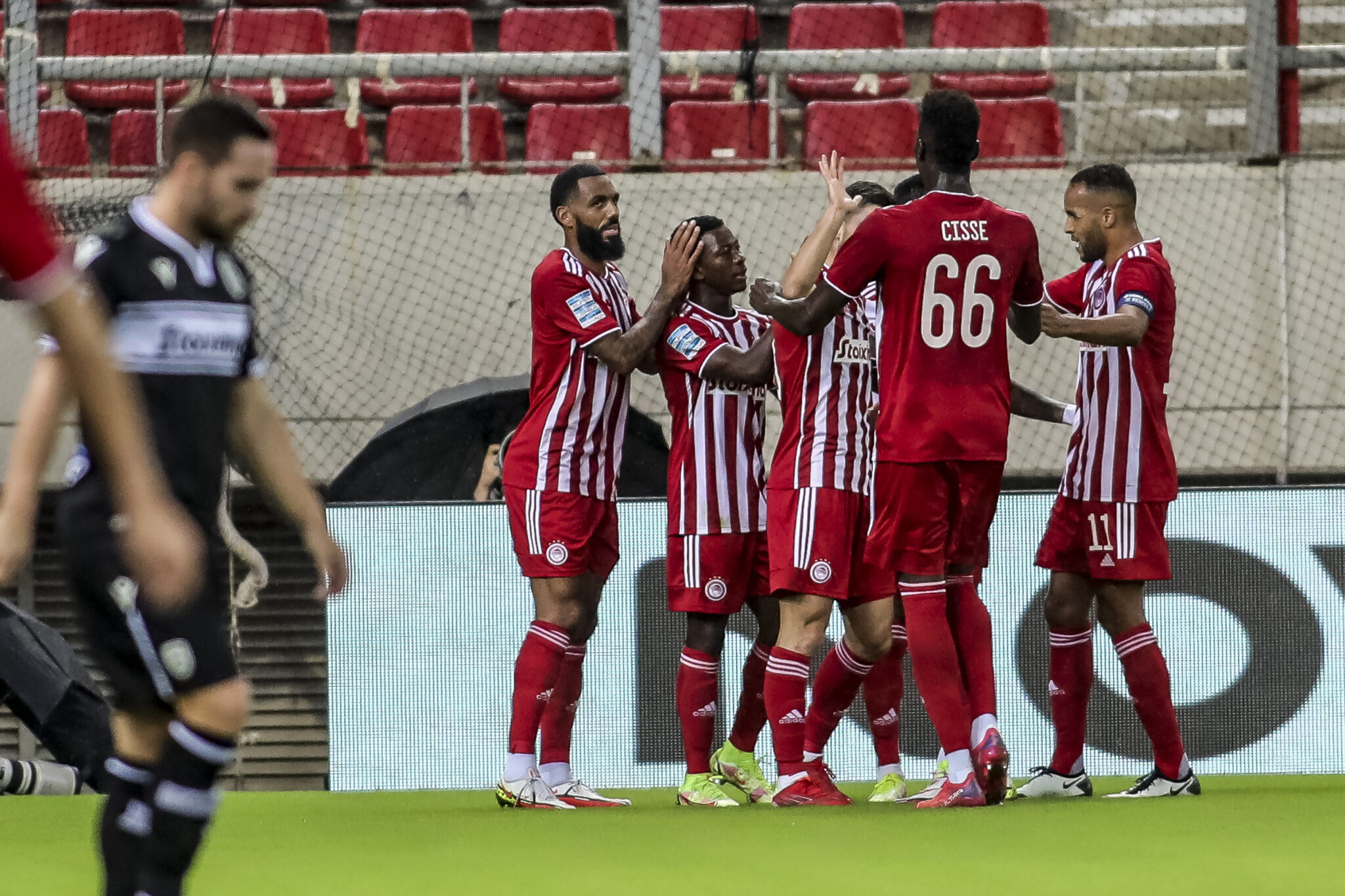 Πήρε τη «μάχη» κορυφής με το 200ο του 2-1 ο Ολυμπιακός