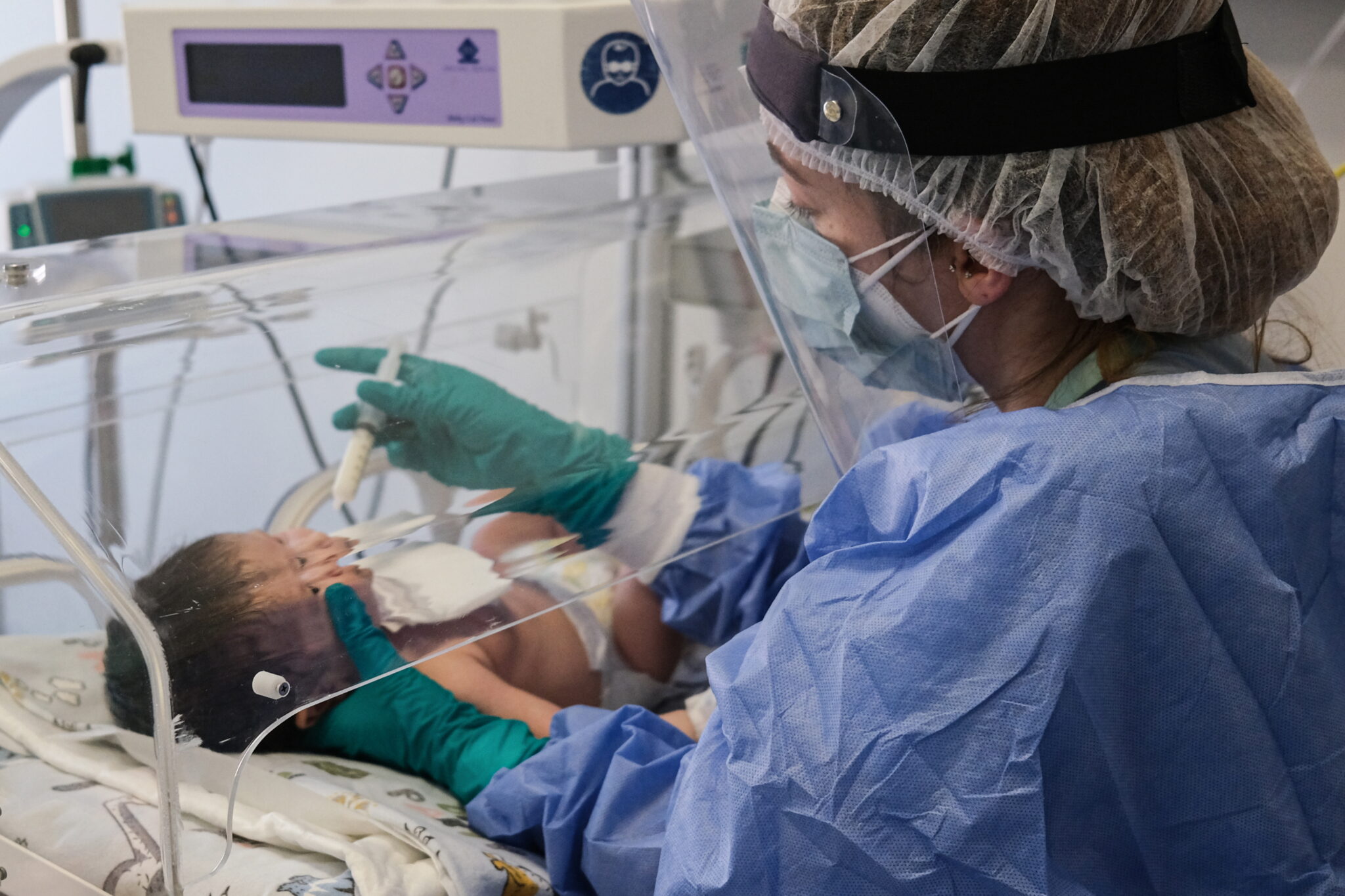 Χωρίς συμπτώματα και σε καραντίνα η ανεμβολίαστη νοσηλεύτρια του Μακάρειου