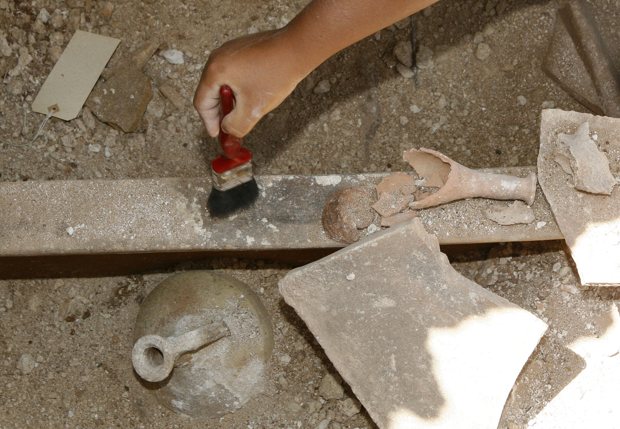 Βρήκαν αρχαίους τάφους, το έκρυψαν και συνέχισαν τις εργασίες (ΒΙΝΤΕΟ)