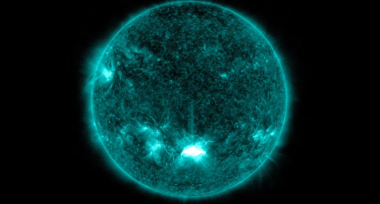 Ο Ήλιος εκτόξευσε μια ισχυρή ηλιακή έκλαμψη που θα φθάσει σύντομα στη Γη