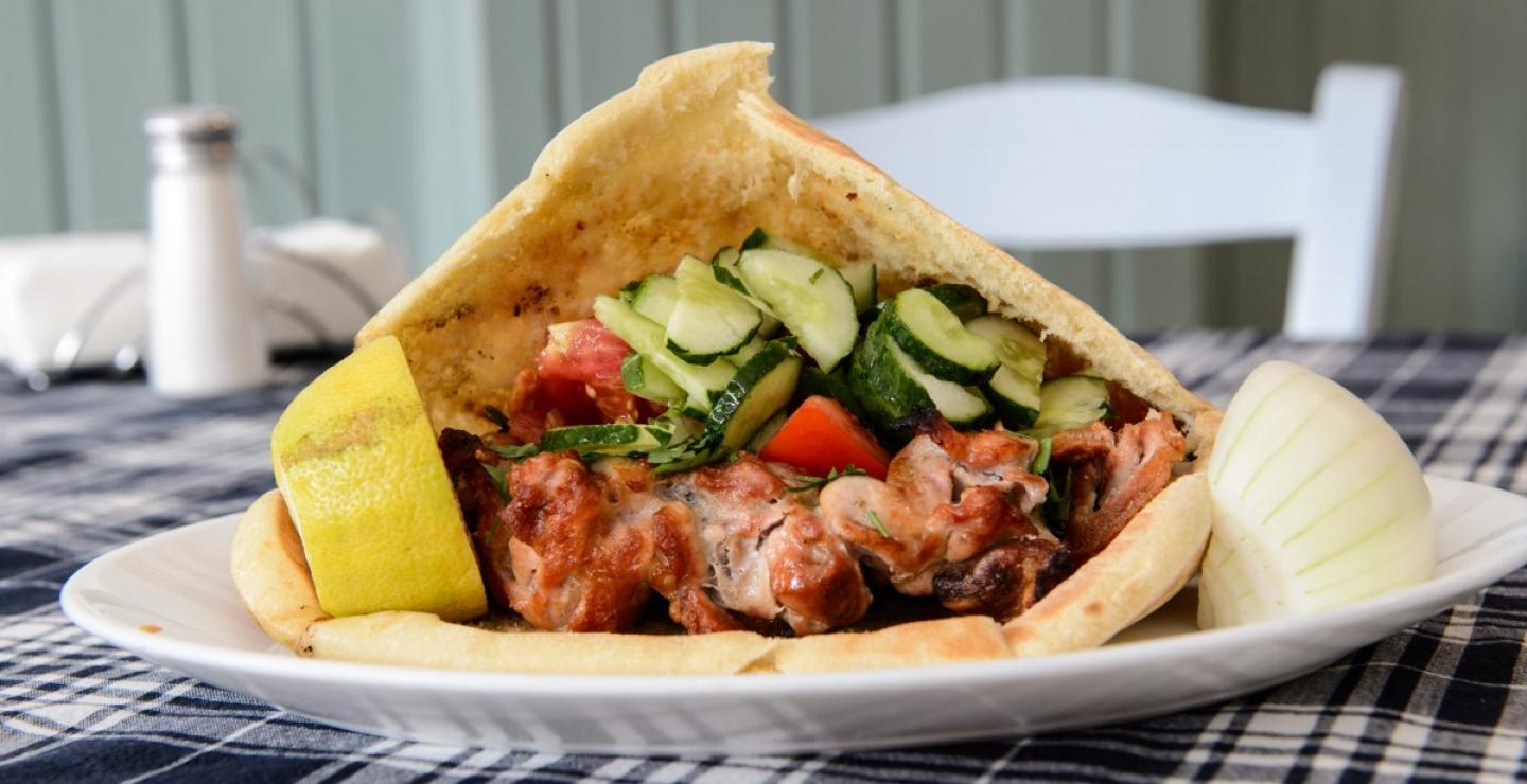 Μέσω πίττας με σουβλάκια επιχείρησαν να περάσουν ναρκωτικά σε κρατούμενο