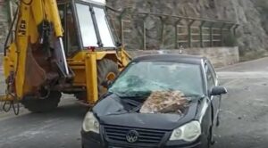 ΒΙΝΤΕΟ: Τεράστιος βράχος "προσγειώθηκε" σε όχημα