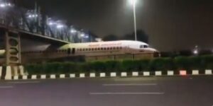 ΒΙΝΤΕΟ: Αεροπλάνο .. κόλλησε κάτω από γέφυρα