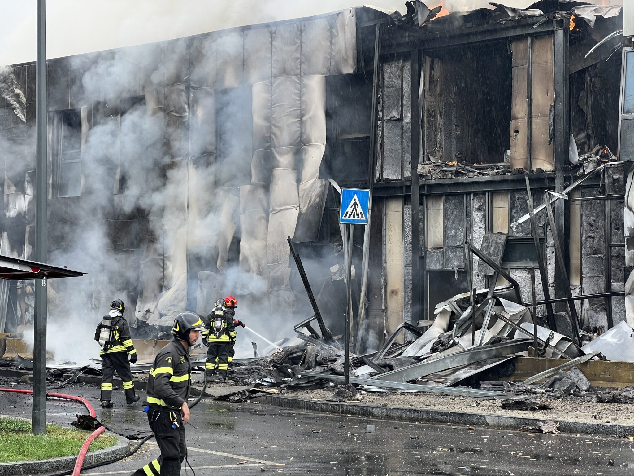 BINTEO: Νεκροί και οι οκτώ επιβαίνοντες σε αεροσκάφος που συνετρίβη στο Μιλάνο