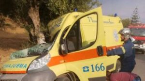 Οδηγός ασθενοφόρου έχασε τον έλεγχο και προσέκρουσε σε δέντρο (ΦΩΤΟ)
