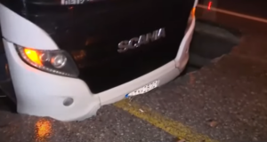 ΒΙΝΤΕΟ: Άνοιξε η γη και "κατάπιε" λεωφορείο στη Θεσσαλονίκη