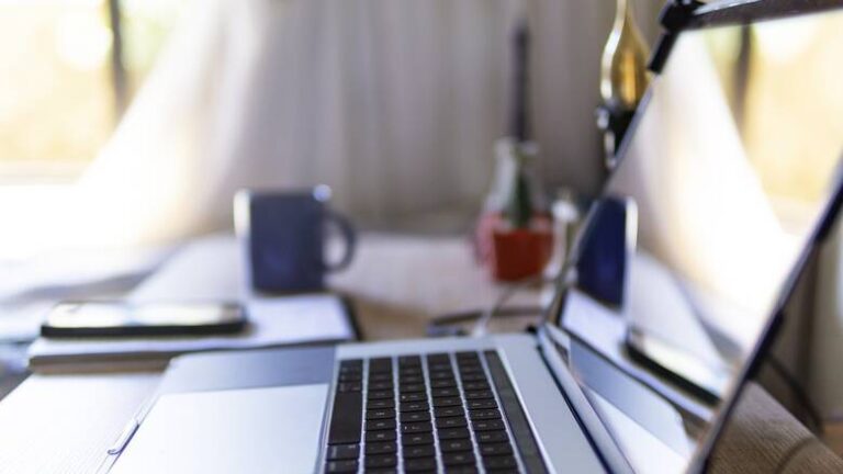 Κατοχύρωση της τηλεργασίας με αμοιβή και ωράριο ζητάει η Επιτροπή Εργασίας