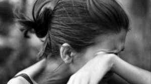 Μπροστά στα μάτια συμμαθητών της δέχθηκε σεξουαλική παρενόχληση από καθηγητή