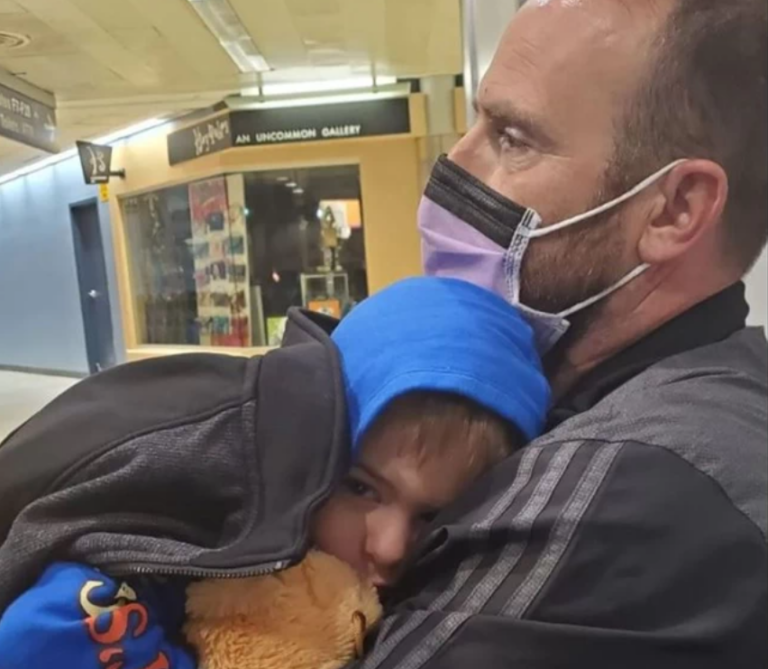 Κατέβασαν οικογένεια από πτήση γιατί ο γιος τους δεν ήθελε να φορέσει μάσκα