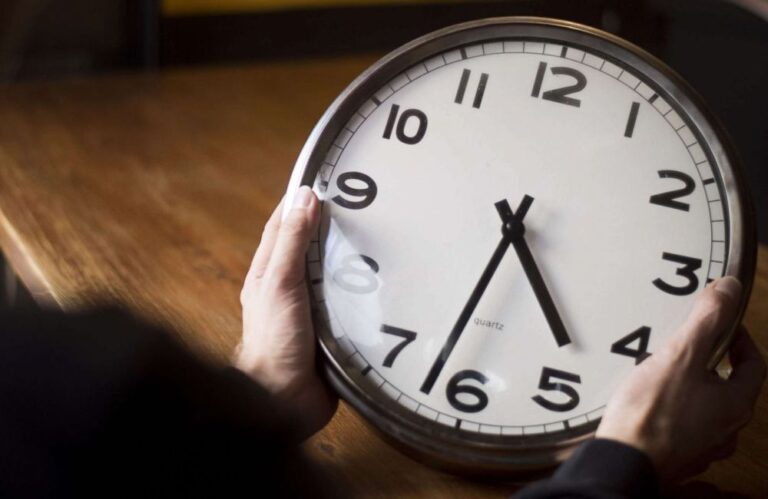 Πότε θα γυρίζουμε τα ρολόγια μας μια ώρα πίσω;