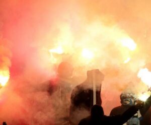 Ανήλικοι με πυρσό και καπνογόνο στον αγώνα Απόλλων-Πάφος