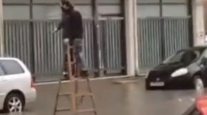 Επιστράτευσε … σκάλα για να φτάσει στο αυτοκίνητό του (ΒΙΝΤΕΟ)