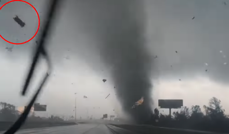 ΒΙΝΤΕΟ: Η στιγμή που ανεμοστρόβιλος τινάζει στον αέρα…αυτοκίνητο