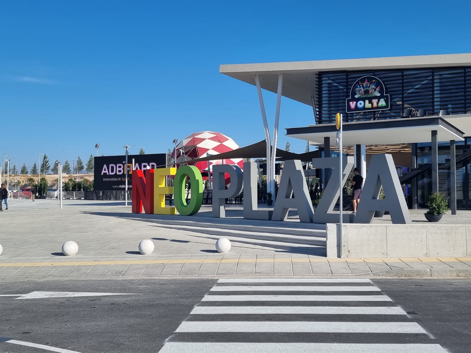 ΒΙΝΤΕΟ: Άνοιξε τις πόρτες του το εμπορικό κέντρο Neo Plaza στην Κοκκινοτριμιθιά