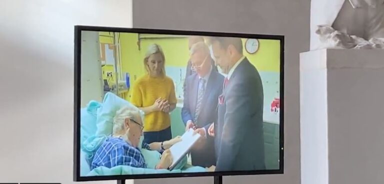 Το διάταγμα που υπέγραψε ο Τσέχος Πρόεδρος ενώ βρισκόταν στο νοσοκομείο (ΒΙΝΤΕΟ)