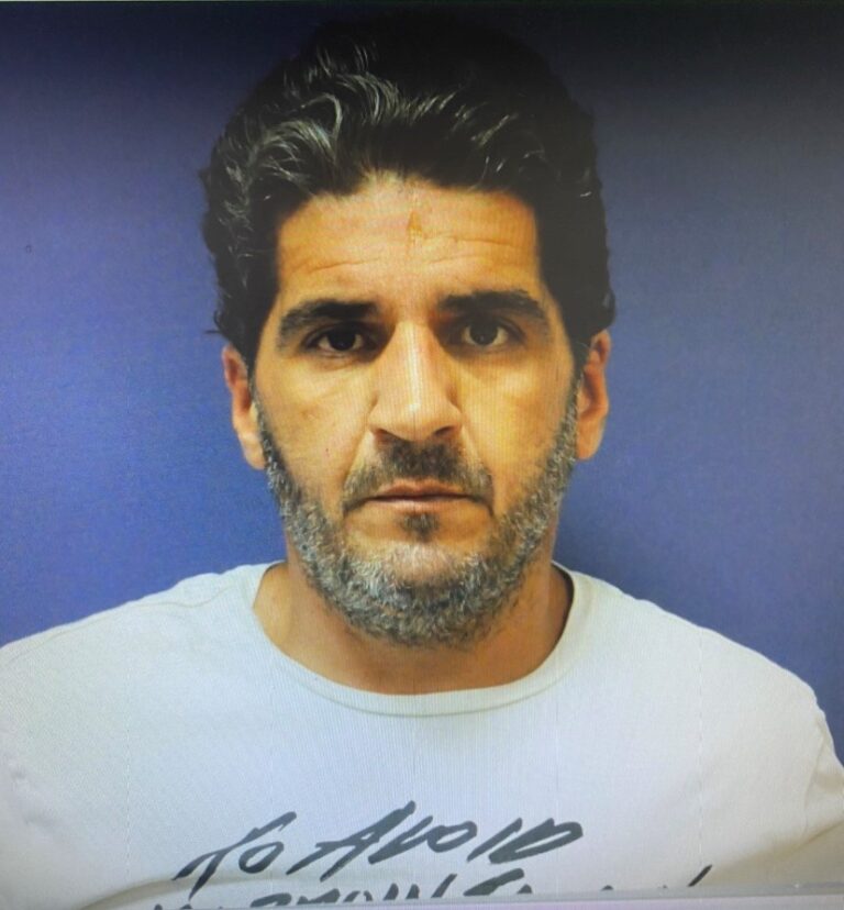 ΦΩΤΟ: Ψάχνουν τον 40χρονο Παναγιώτη για τη διάρρηξη κτιρίου στη Λάρνακα