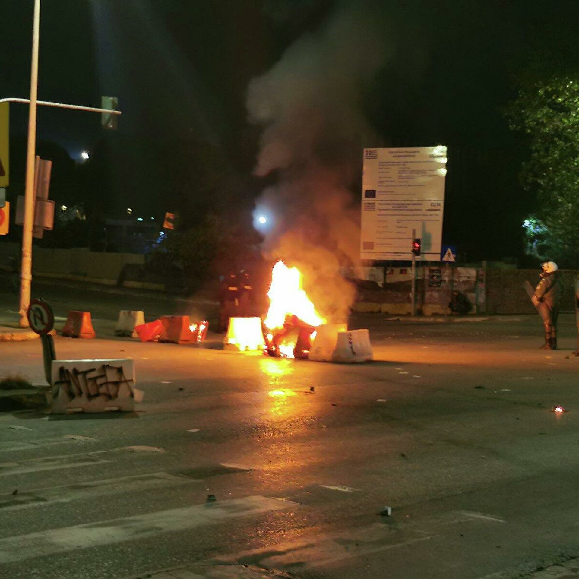 ΒΙΝΤΕΟ: Επεισόδια με «βροχή» από μολότοφ έξω από το Αριστοτέλειο στη Θεσσαλονίκη