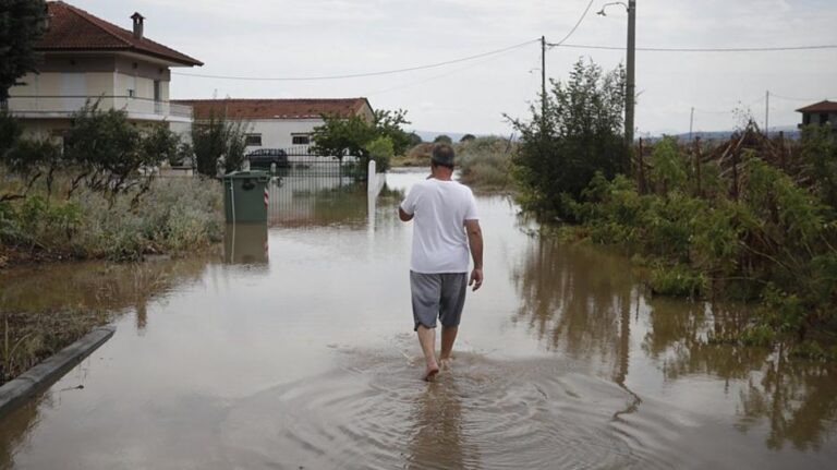 Υπό τον φόβο ενός δεύτερου καιρικού χτυπήματος οι κάτοικοι των Λυμπιών (VID)