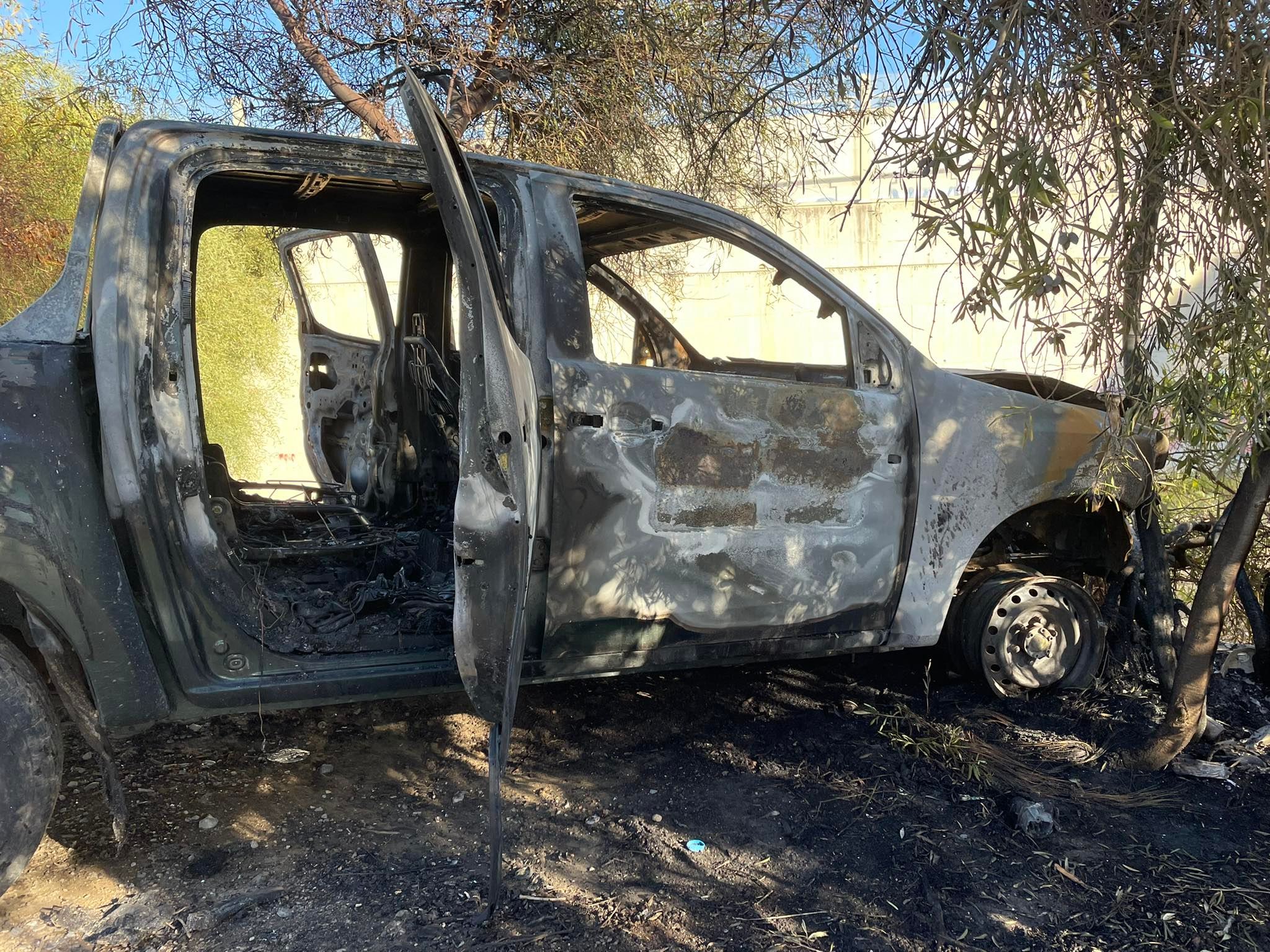Στις φλόγες τυλίχθηκαν δύο οχήματα της Υπηρεσίας Θήρας τα ξημερώματα