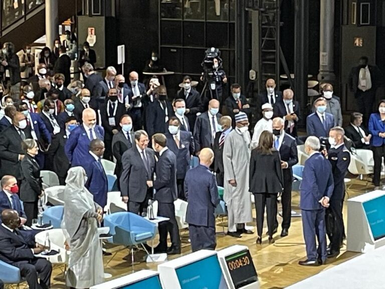 Φόρουμ στο Παρίσι: Θερμή υποδοχή στον ΠτΔ από τον Εμανουέλ Μακρόν