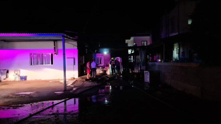 Σοβαρές ζημιές από πυρκαγιά σε υποστατικά στο Αυγόρου (ΦΩΤΟ+ΒΙΝΤΕΟ)