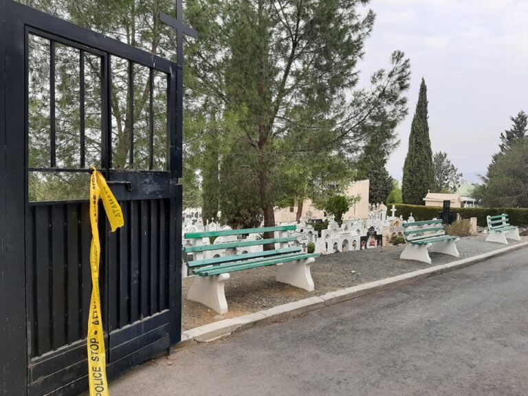 Έρευνες για την κλοπή της σορού: Στο σημείο ανθρωπολόγος και ιατροδικαστής (VID)