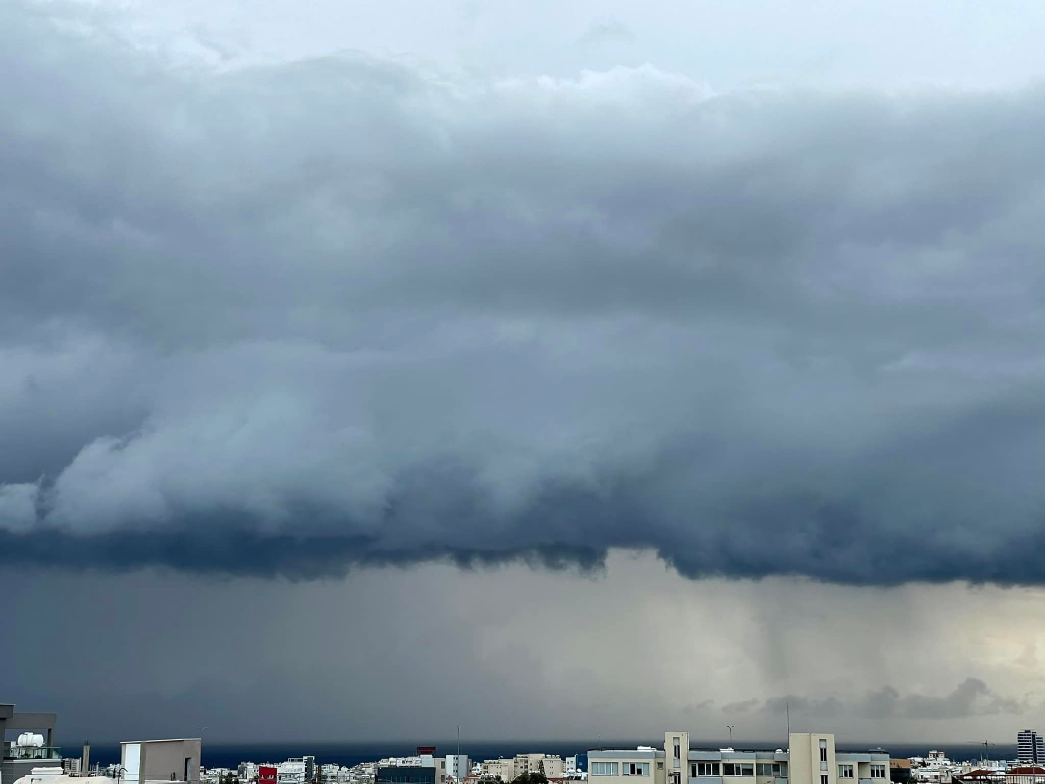 ΒΙΝΤΕΟ: Βροχές, καταιγίδες, άνεμοι και θερμοκρασίες αισθητά χαμηλές