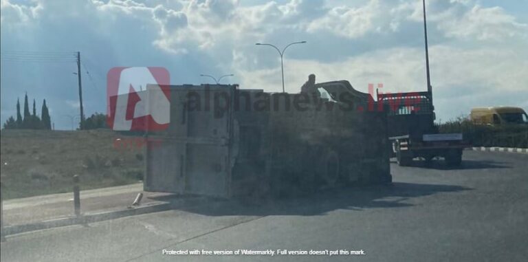 ΒΙΝΤΕΟ: Η στιγμή που οδηγός βγαίνει από φορτηγό που ανατράπηκε σε κυκλικό κόμβο