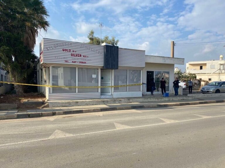 Δεν τους πτόησε ούτε ο συναγερμός και "ξάφρισαν" χρυσοχοείο (ΒΙΝΤΕΟ&ΦΩΤΟ)