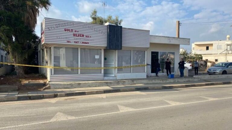 "Ξάφρισε" το χρυσοχοείο, αλλά μάλλον δεν "έσβησε" καλά τα ίχνη του (ΒΙΝΤΕΟ)