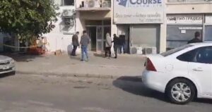 Η στιγμή που ο καθ' ομολογία δράστης περνά το κατώφλι της μοιραίας πολυκατοικίας