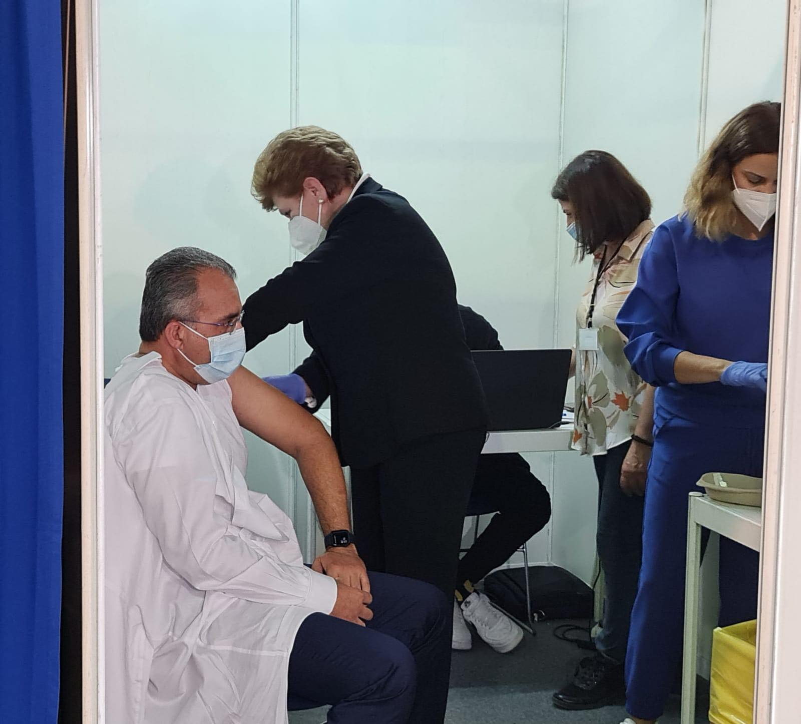 Έλαβε την τρίτη δόση ο Υπουργός Υγείας δια χειρός Χριστίνας Γιαννάκη (ΦΩΤΟ)