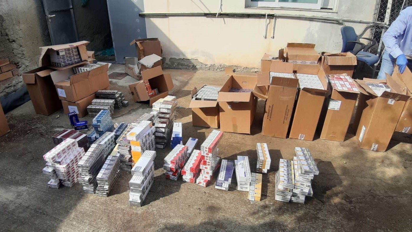 ΦΩΤΟ: Αυτά τα αφορολόγητα καπνικά προϊόντα βρήκαν οι Αρχές σε αποθήκη 55χρονου