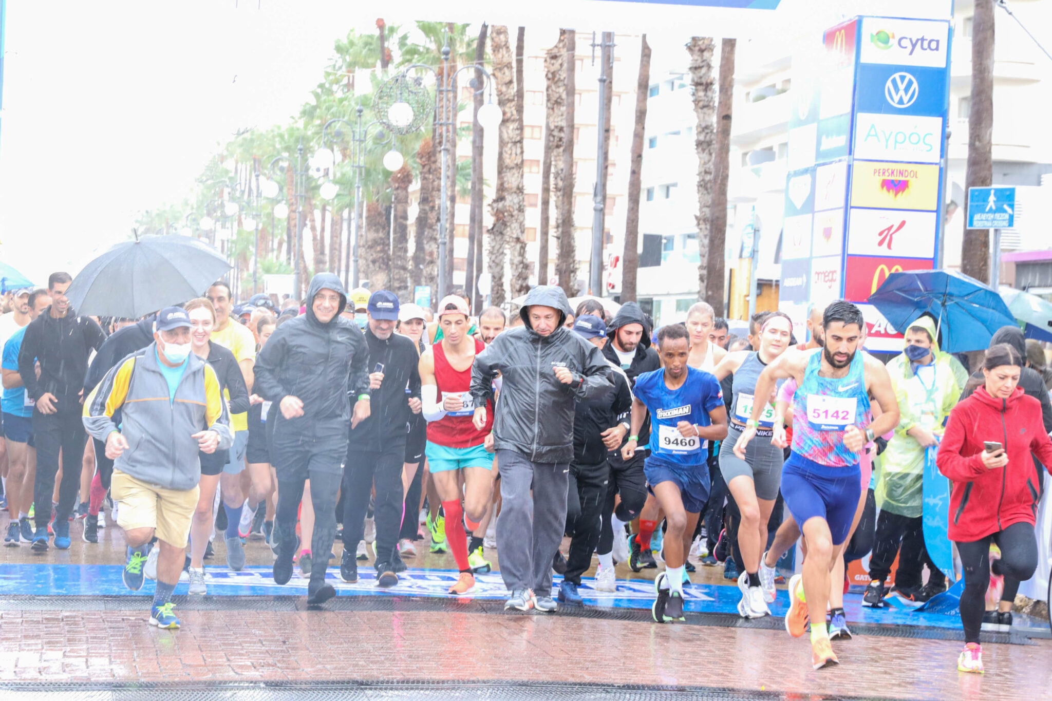 Δεν τους πτόησε η βροχή..Υπουργοί και πρέσβεις έτρεξαν χιλιόμετρα για καλό σκοπό