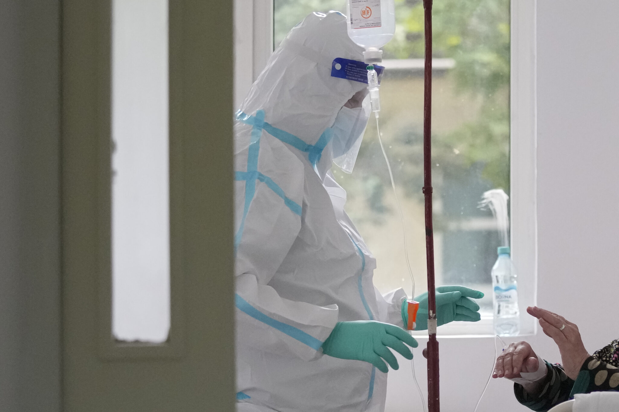 Ασθενής μόλις 23 ετών στη ΜΕΘ: Αυξάνονται ανησυχητικά οι νοσηλείες λόγω Covid