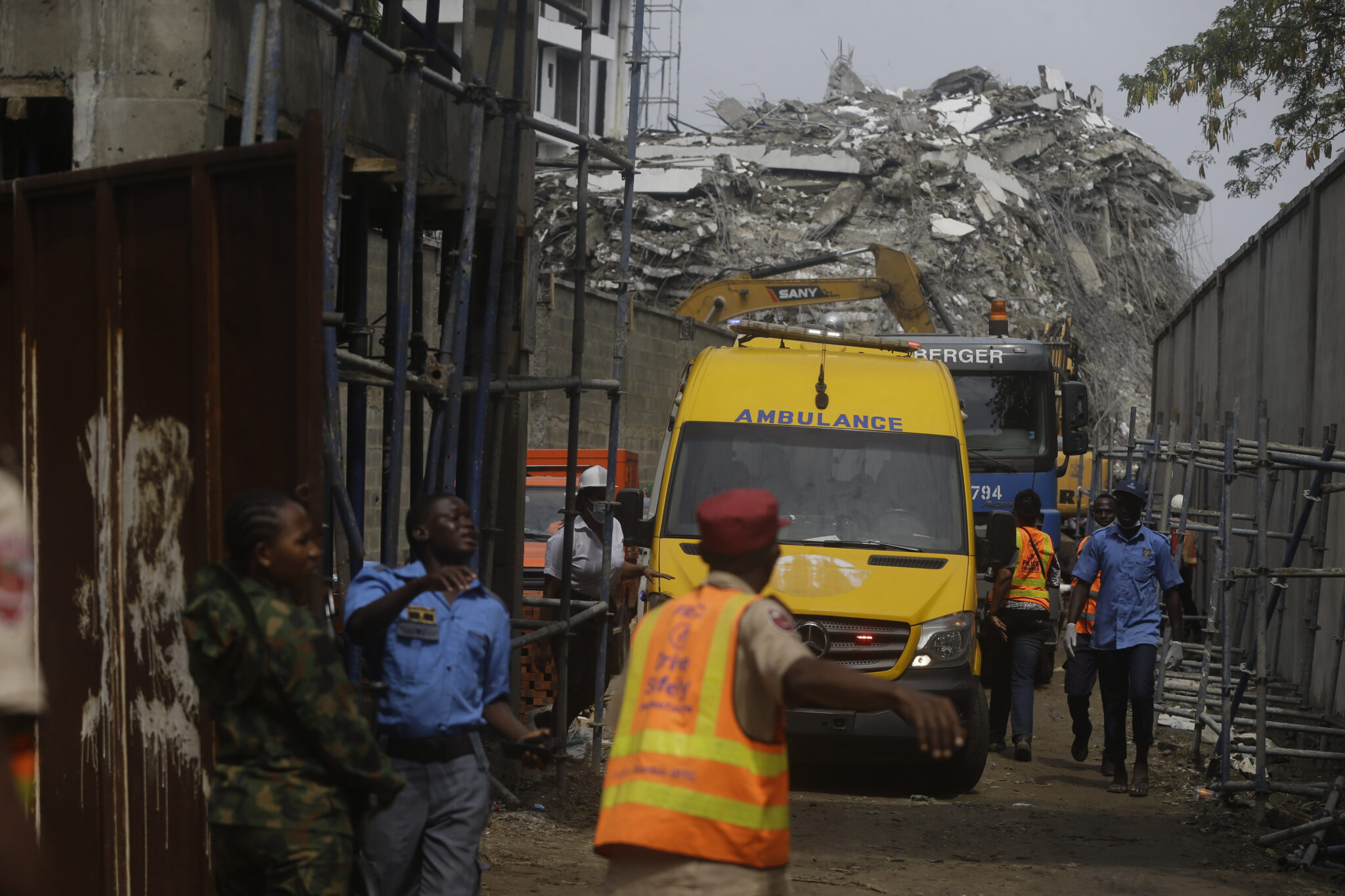 Νιγηρία: Εντατικές έρευνες για εντοπισμό επιζώντων μετά την κατάρρευση κτιρίου