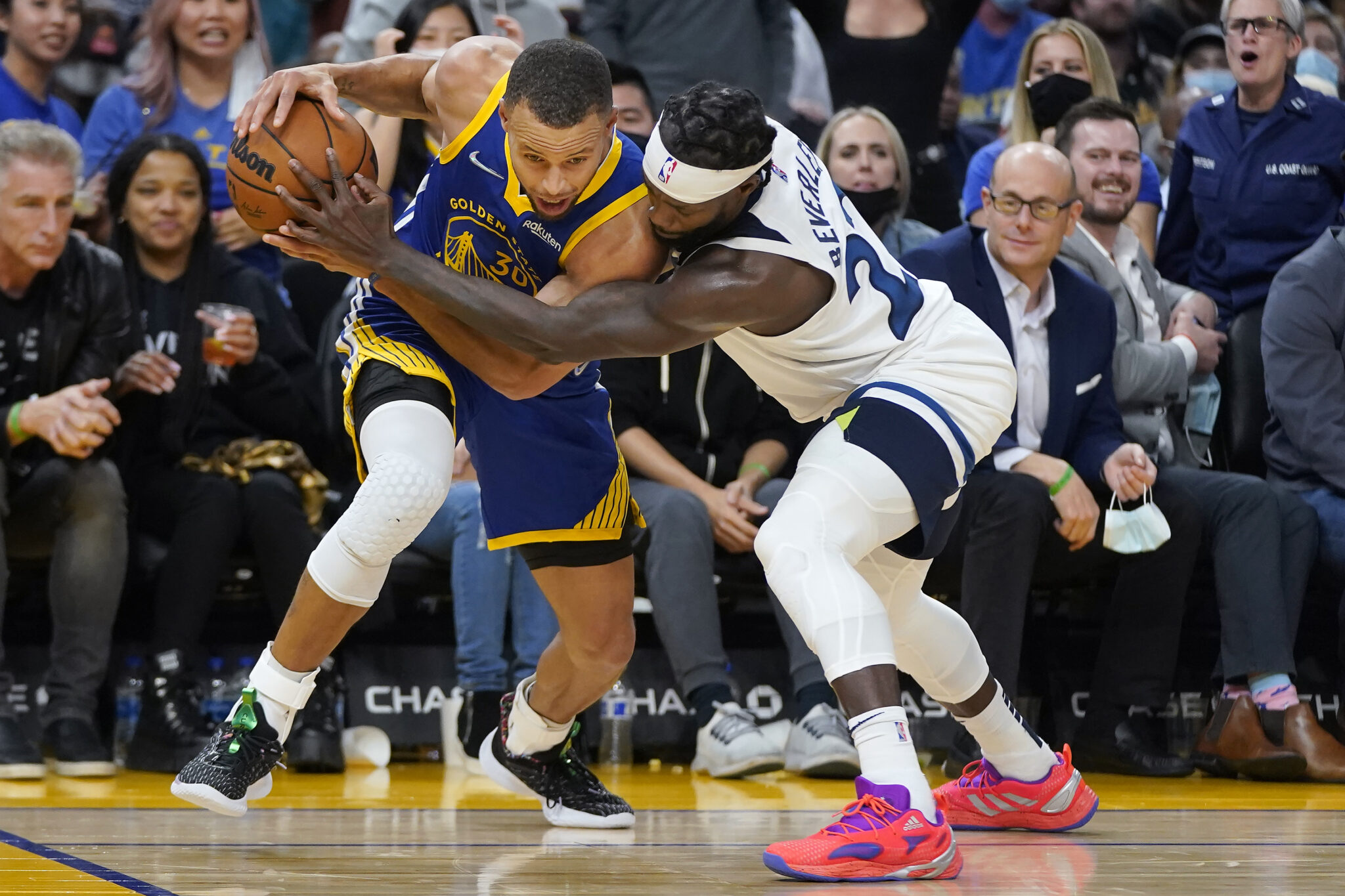 Το ντέρμπι στους Λέικερς, συνεχίζουν οι Ουόριορς και οι Ουίζαρντς