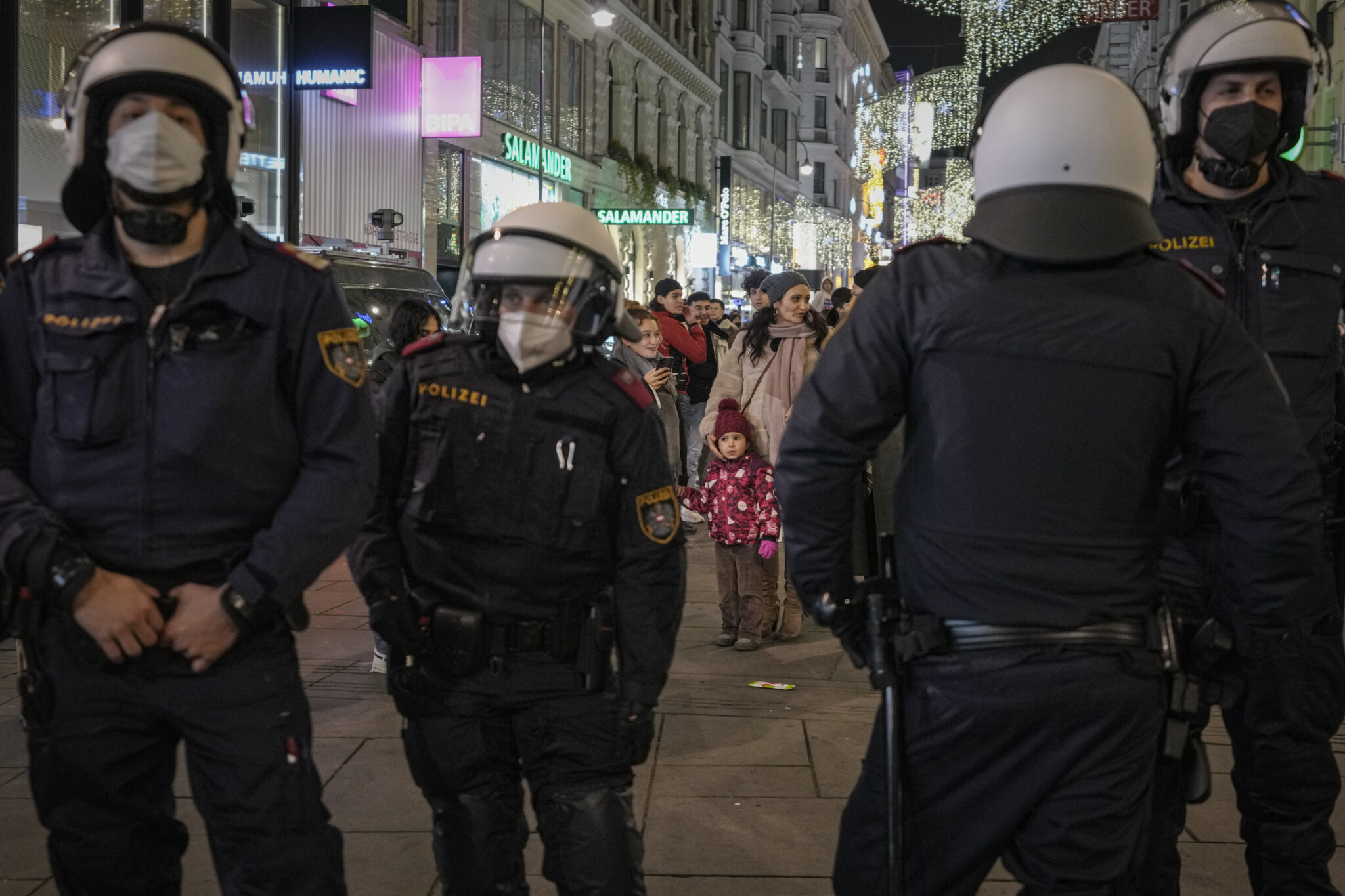 Νέα μέτρα κατά της πανδημίας και… επεισόδια «αναστατώνουν» την Ευρώπη