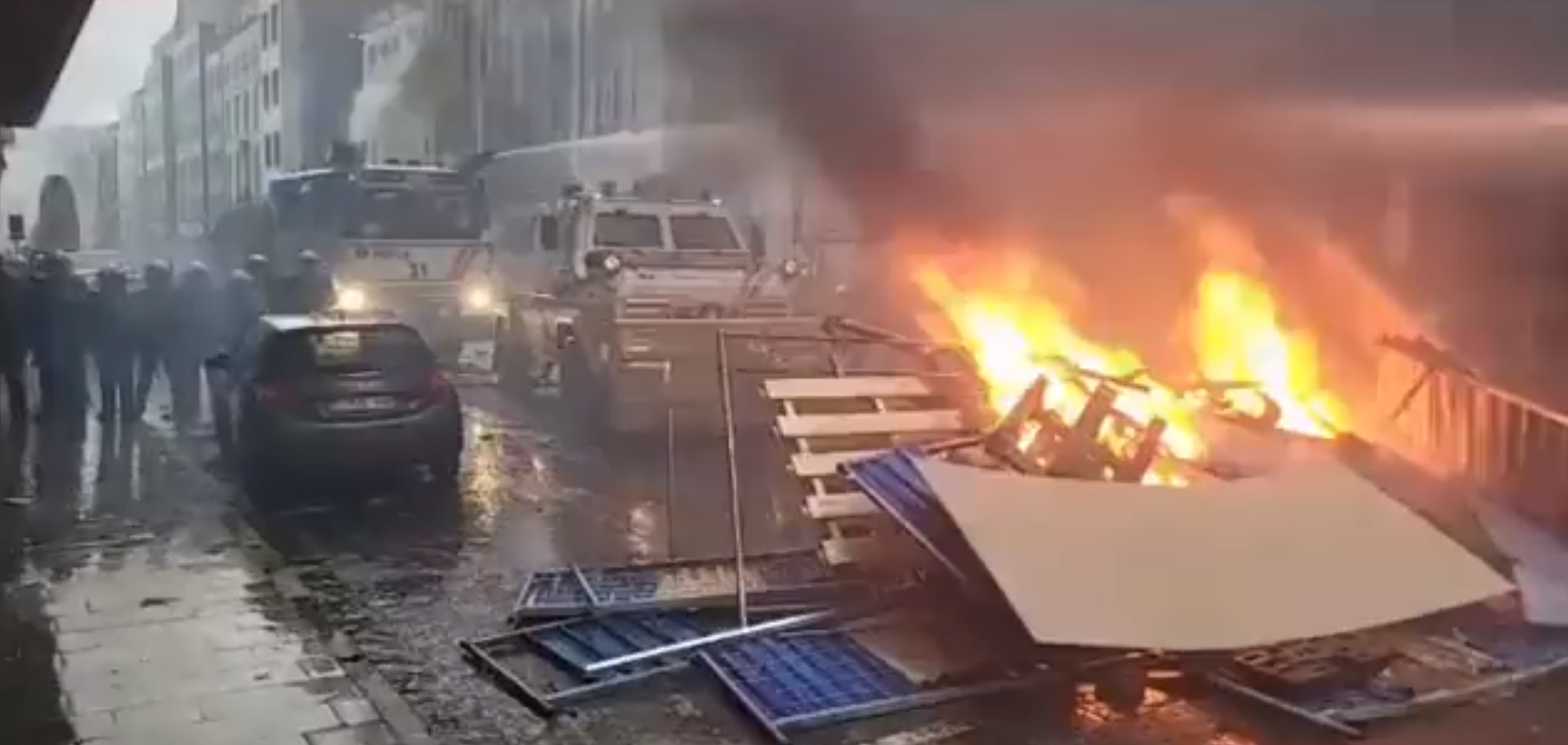 "Καίγονται" οι Βρυξέλλες: Σοβαρά επεισόδια σε διαδήλωση κατά των μέτρων (VID)