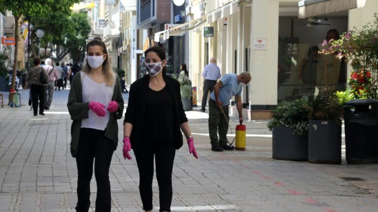 Περιορισμός συναθροίσεων και τεστ σε εμβολιασμένους στο τραπέζι των ειδικών