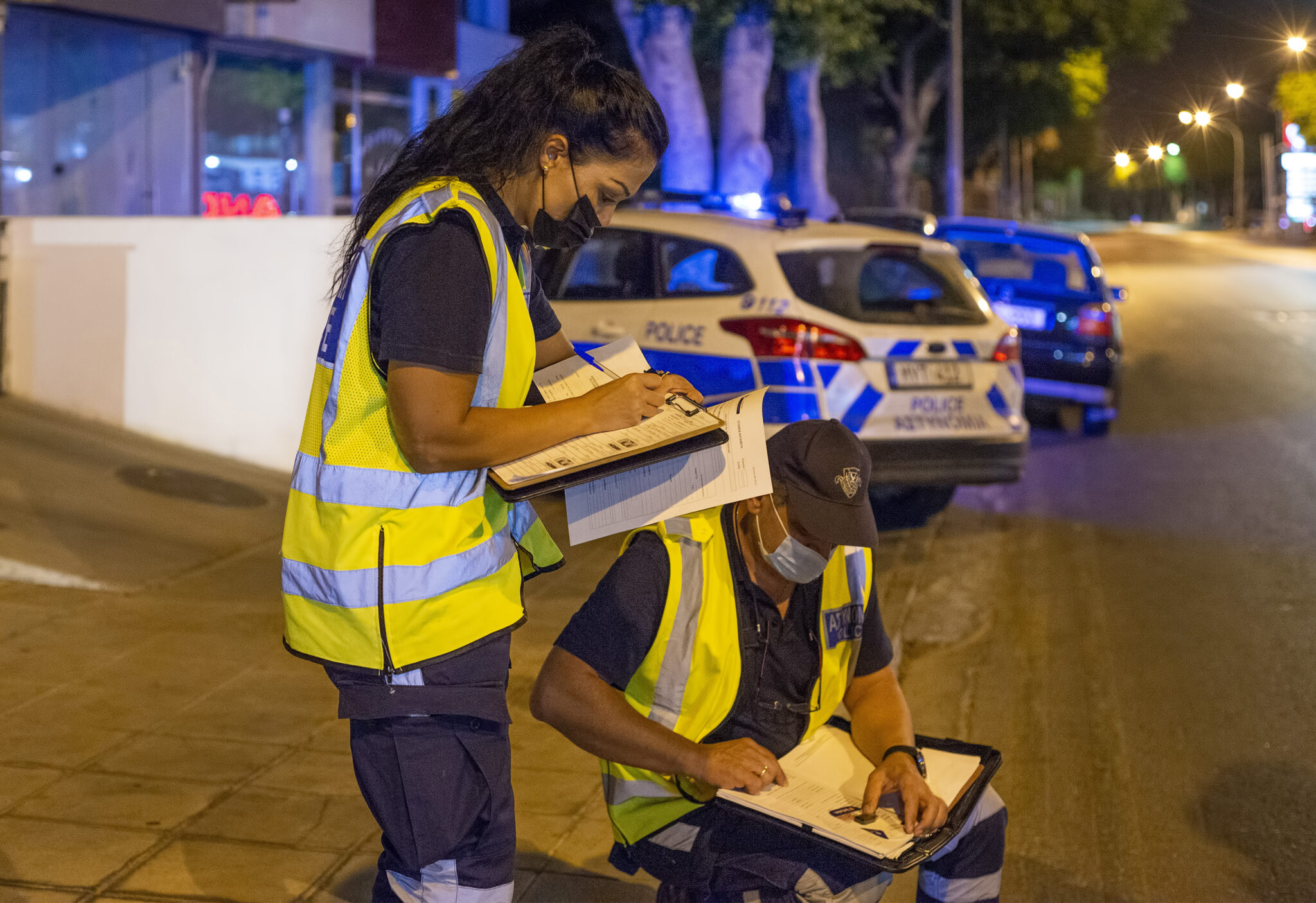 Οδηγός ανέβηκε σε πεζοδρόμιο, κτύπησε οχήματα και μετά τράπηκε σε φυγή…πεζός