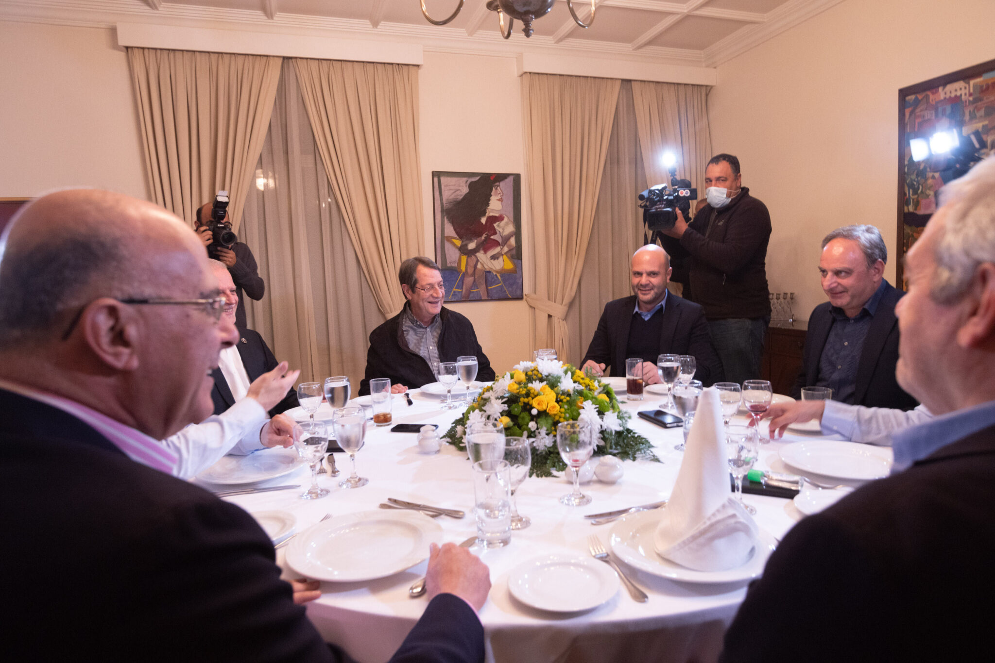 Με χαλαρή διάθεση το δείπνο του Προεδρικού: Από τις μεταρρυθμίσεις στον…Πάπα